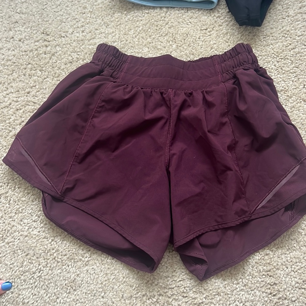 Lululemon short 4” hotty hot